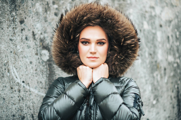 Zimní portrét krásné ženy s tmavého makeupu, nosí teplý kabátek s kapucí Srst - Fotografie, Obrázek