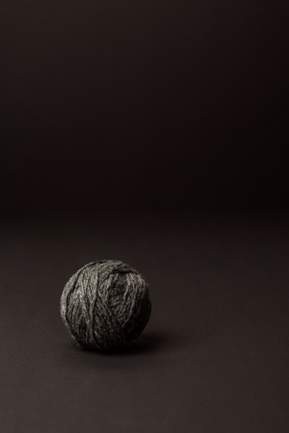 vue rapprochée de la boule de tricot grise sur fond sombre
 - Photo, image