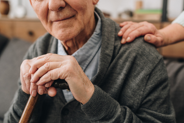 περικοπεί θέα χαρούμενος συνταξιούχος με σύζυγο χέρια στον ώμο  - Φωτογραφία, εικόνα