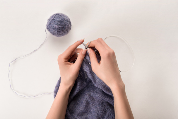 vue partielle du fil à tricoter femme sur fond gris
 - Photo, image