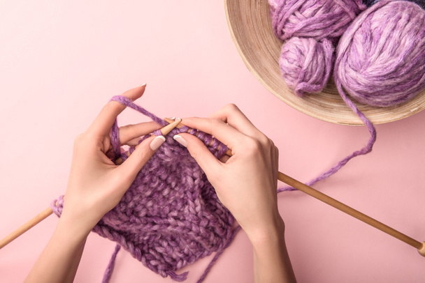 vue partielle du fil à tricoter femme sur fond rose
 - Photo, image