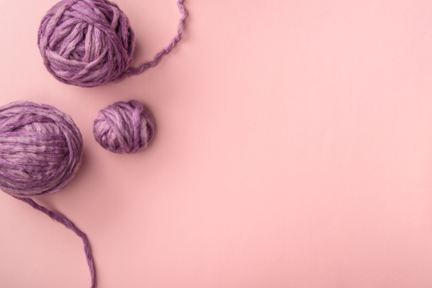 vista dall'alto di palline di maglia viola sul tavolo rosa
 - Foto, immagini