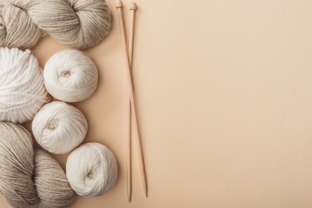 flat lay with yarn and knitting needles on beige backdrop - Photo, Image