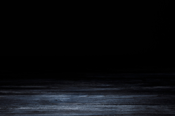 koyu gri çizgili ahşap yüzeyde siyah - Fotoğraf, Görsel
