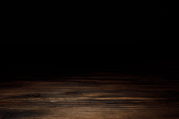 piano del tavolo in legno a strisce marrone scuro su nero
 - Foto, immagini
