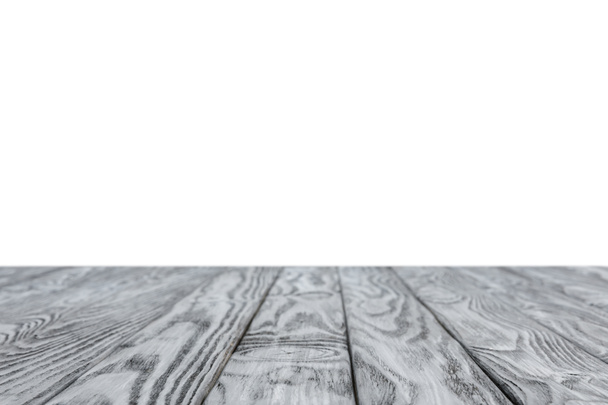 selectieve aandacht van grijs gestreepte houten achtergrond op wit - Foto, afbeelding