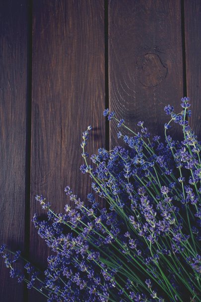 kwiaty lawendy na drewnianym tle - Zdjęcie, obraz