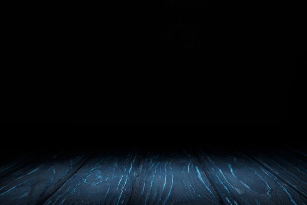 темно-синя смугаста дерев'яна стільниця на чорному
 - Фото, зображення