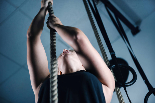 スポーティな女性でロープで運動を行うクロス トレーニング - 写真・画像