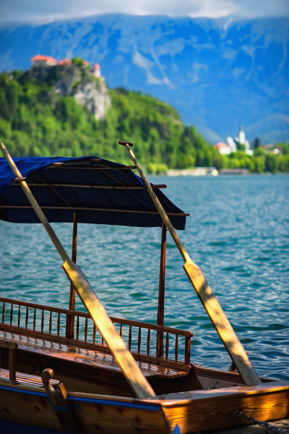 Типовий дерев'яної човни, словенською мовою називати "Pletna", в озері Блед, найвідоміші озера в Словенії (Європа - Словенія) - Фото, зображення