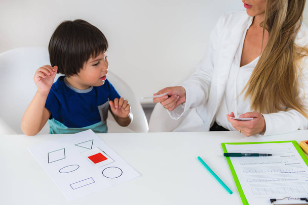 Pszichológus, kisgyermek csinál logika vizsgálatok kártyák - Fotó, kép