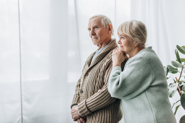 Seniorenpaar steht zu Hause zusammen  - Foto, Bild