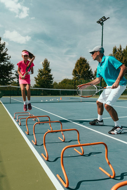 Tenis hocası tenis eğitim genç kızla - Fotoğraf, Görsel