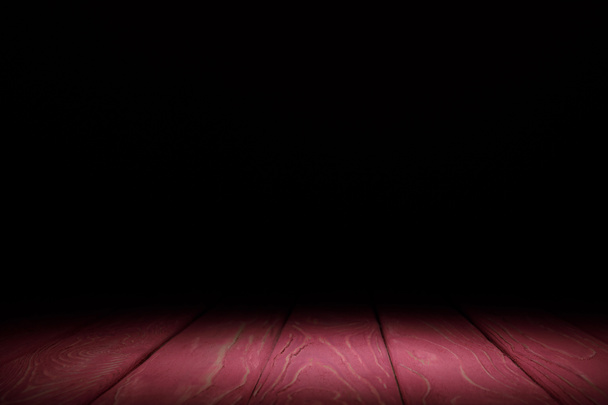 рожевий смугастий дерев'яний текстурований фон на чорному
 - Фото, зображення