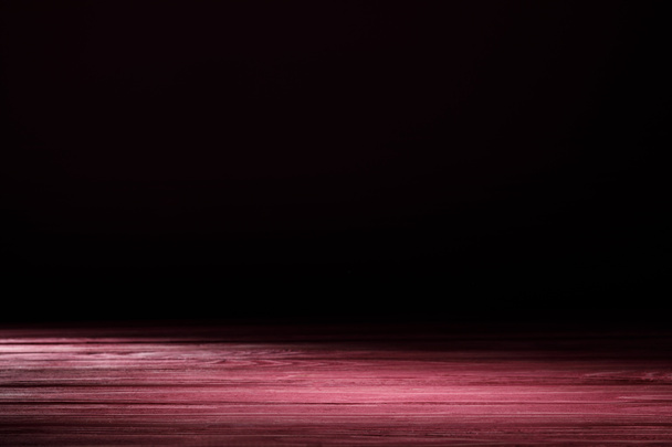 rosa gestreifte Holztischplatte auf schwarz - Foto, Bild