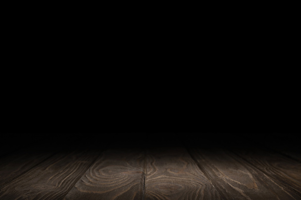коричневый полосатый деревянный стол на черном
 - Фото, изображение