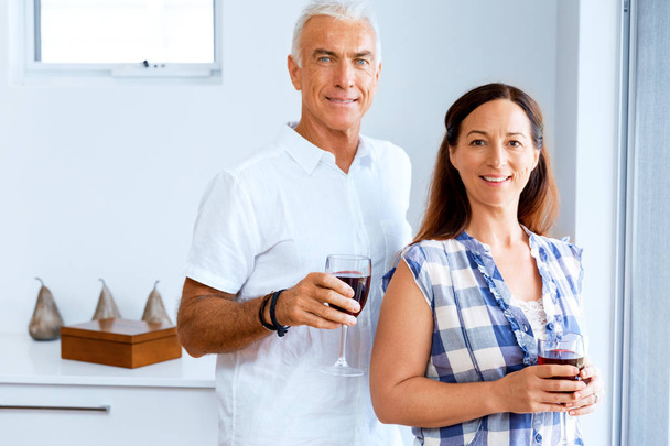 Portrait of a couple having a glass of red wine - Foto, Bild