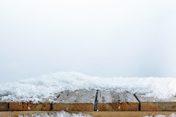 clôture en bois rayé recouvert de neige sur blanc
 - Photo, image