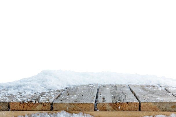 pasiasty materiał rustykalne drewniane pokryte śniegiem na białym - Zdjęcie, obraz