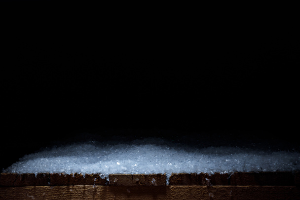 ριγέ ξύλινα ρουστίκ υλικό που καλύπτονται με χιόνι σε μαύρο - Φωτογραφία, εικόνα