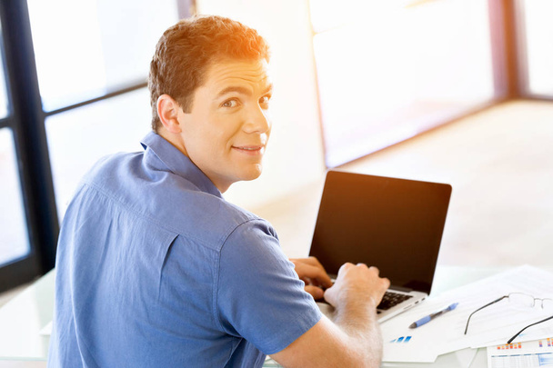 Handsome businessman working at computer - Фото, изображение