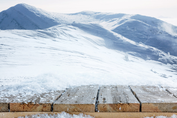 pruhované hnědé dřevěné cestu a krásnou zimní hory - Fotografie, Obrázek