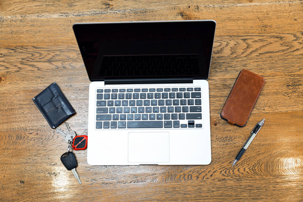Laptop and other accessories on the desk - Foto, afbeelding