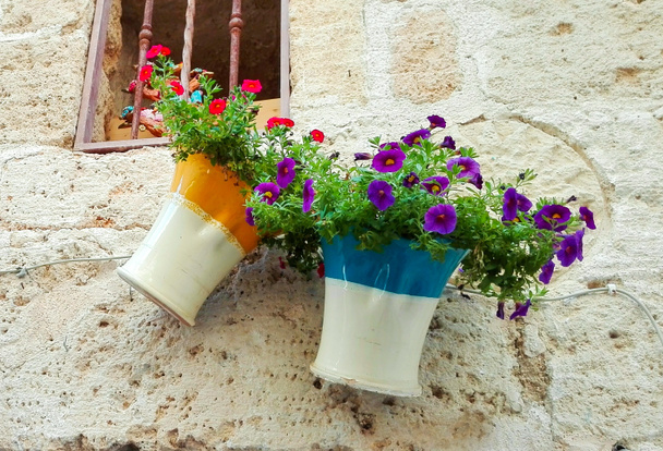 handgefertigte und farbige italienische Vasen hängen in einem Souvenirladen - Foto, Bild