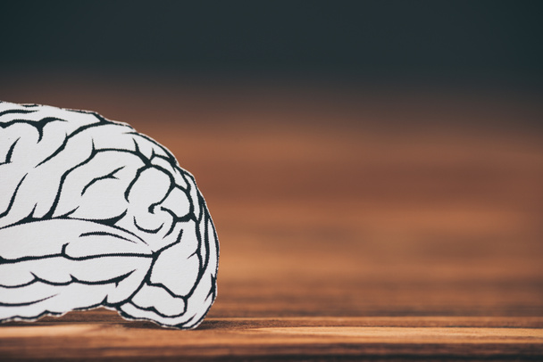 κοντινό πλάνο του χαρτιού με σχήμα εγκεφάλου ως σύμβολο του alzheimer - Φωτογραφία, εικόνα
