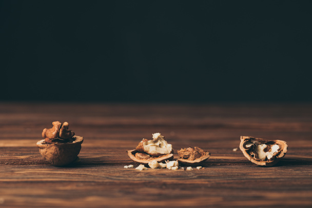 ραγισμένα καρύδια ως σύμβολο άνοια στο ξύλινο τραπέζι - Φωτογραφία, εικόνα