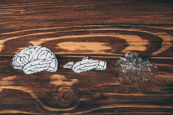 ver los papeles con enfermedades cerebrales como símbolo de demencia en la mesa de madera
 - Foto, Imagen