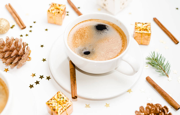 Tasse heißen Kaffees auf einem Weihnachtstisch. Feiertage und Veranstaltungen gewidmet. flache Lage, Draufsicht - Foto, Bild