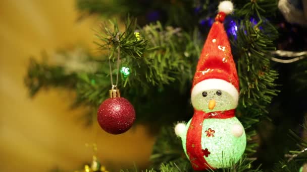 Χριστουγεννιάτικο έλατο στο λευκό φόντο - Πλάνα, βίντεο