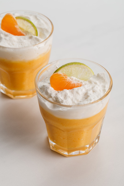 turuncu mousse bardaklarda mandalina ve limon dilimleri ile - Fotoğraf, Görsel