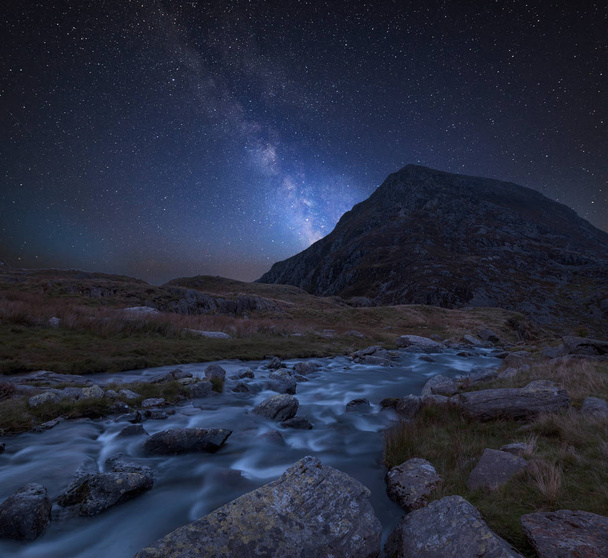 Εκπληκτική ζωντανή σύνθετη εικόνα του Milky Way πάνω από την εικόνα του τοπίου του ποταμού που ρέει κάτω οροσειράς κοντά Llyn Ogwen και Llyn Idwal σε Snowdonia - Φωτογραφία, εικόνα