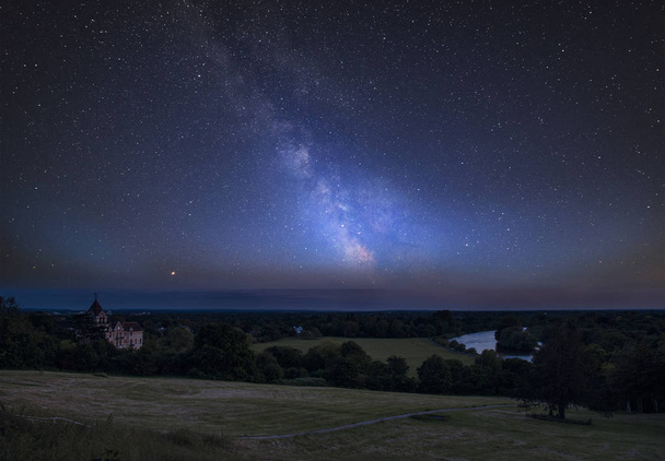 Εκπληκτική ζωντανή Milky Way σύνθετη εικόνα πάνω από το τοπίο του ποταμού Τάμεση στο λόφο Richmond στο Λονδίνο. - Φωτογραφία, εικόνα