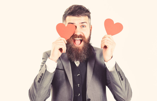 Saludo de San Valentín. Feliz hombre barbudo con corazones rojos saludando a Valentine
 - Foto, imagen