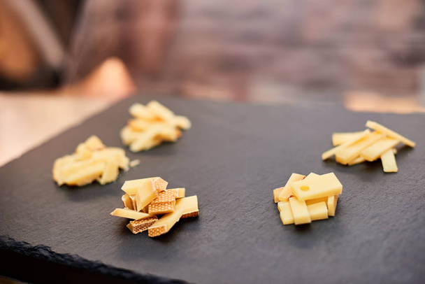 Piatto di formaggio su tavola di pietra con posto per il testo. Antipasti gustosi
 - Foto, immagini