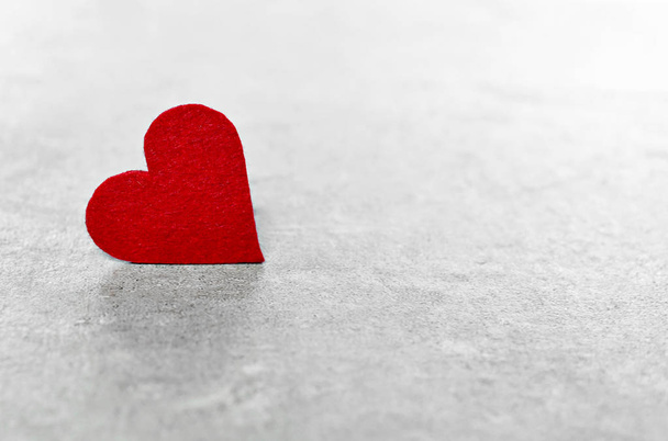 Krásný pocit srdce a betonu pozadí. Love symbol a kopírování prostor, Valentines den pozadí. - Fotografie, Obrázek