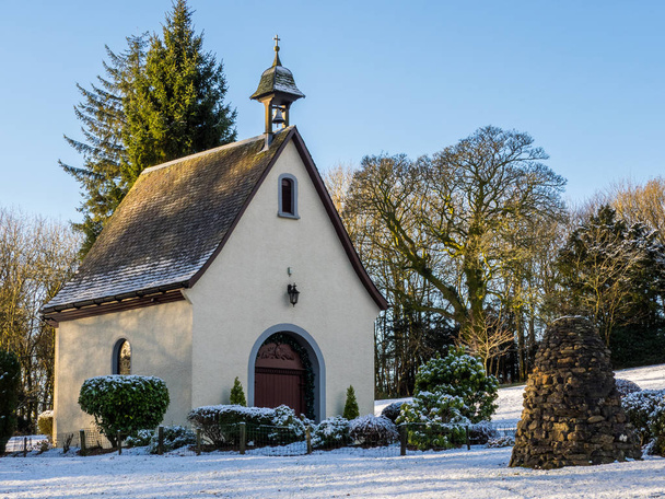 Télen a Schoenstatt szentély a Campsie Glen Skóciában, amely az eredeti szentély, a német Schoenstatt mintájára a. - Fotó, kép