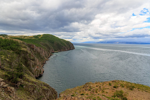 O norte da ilha de Olkhon é a costa da Baía do Mar Pequeno do Lago Baikal. Rússia
 - Foto, Imagem