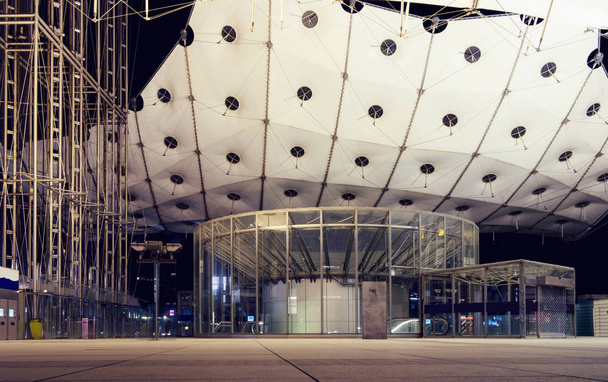 Arhitektura velké obloukové obrany v noci. Paříž, Francie - Fotografie, Obrázek