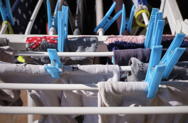 Pestyt vaatteet kuivaustelineessä - Valokuva, kuva