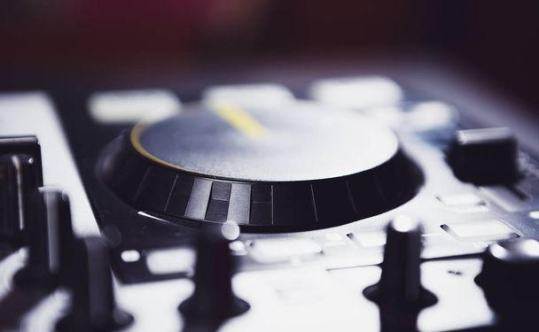 DJ Midi Controller deck.play Taste und Platte in focus.disc jockey Audio-Ausrüstung für Nachtclubkonzert oder Home Party Event. Professionelle DJ-Hardware zum Mischen von Musik - Foto, Bild