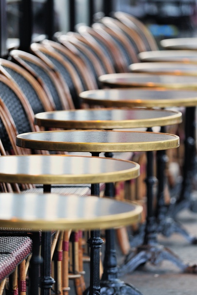 Tuolien ja pöytien rivi
 - Valokuva, kuva