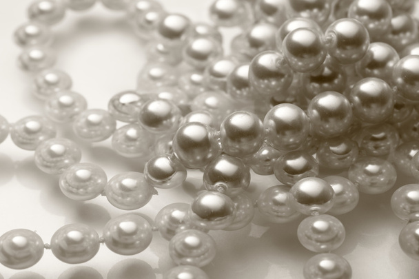 Shining string of white pearl in water - Foto, imagen