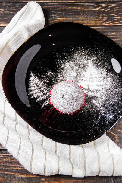 Çikolatalı kek üzerine krema şeker ile karanlık bir arka plan - Fotoğraf, Görsel