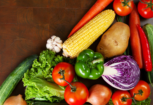 Здоровые овощи на деревянном столе
 - Фото, изображение