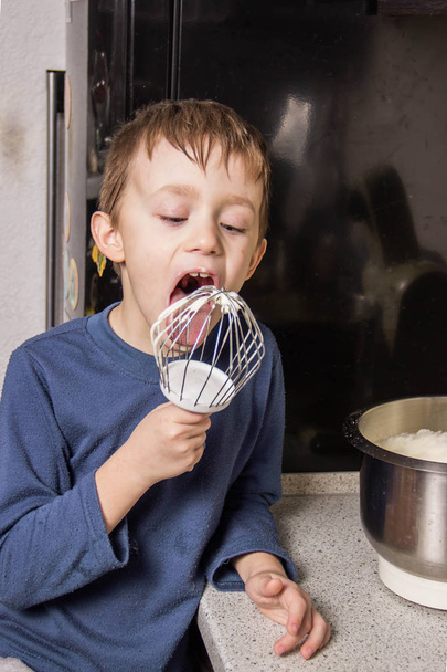 Chłopiec w kuchni, wyrabiania ciasta czekoladowe Cupcakes - Zdjęcie, obraz
