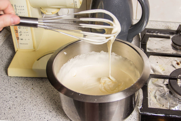 Le processus de pétrissage de la pâte dans un bol de fer
 - Photo, image